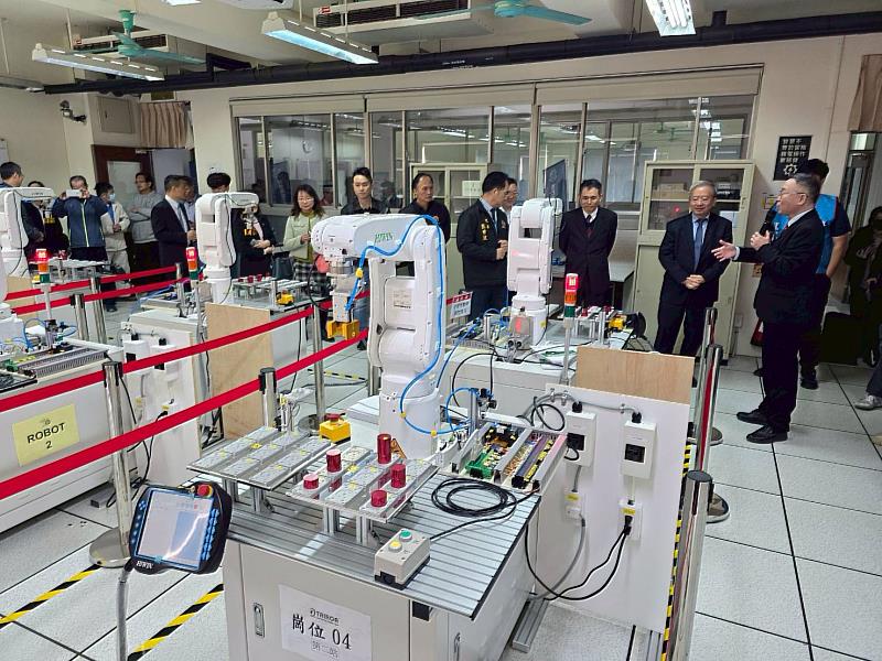 育達科技大學智慧機電工程與應用系葉律佐主任（右1）介紹智慧工業機器人技能培育中心。