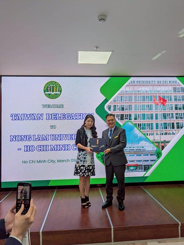 葉惠菁國際長與胡志明市農林大學師長交換禮物。