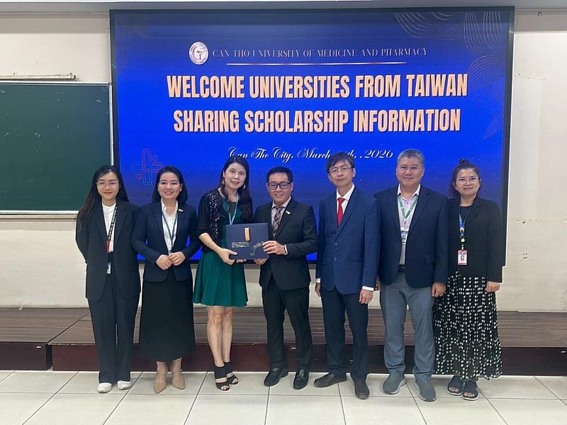 葉惠菁國際長與肯特醫藥大學師長合影。