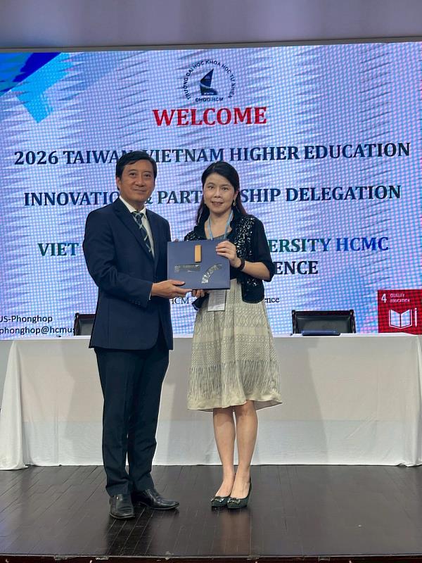 葉惠菁國際長致贈雲科大特色禮物給胡志明市國家大學長官。