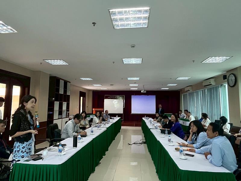 葉惠菁國際長與越南學校的互動交流。