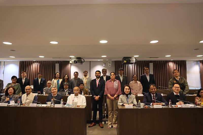 實踐大學師長與印度工商聯合會及各大學代表合影。