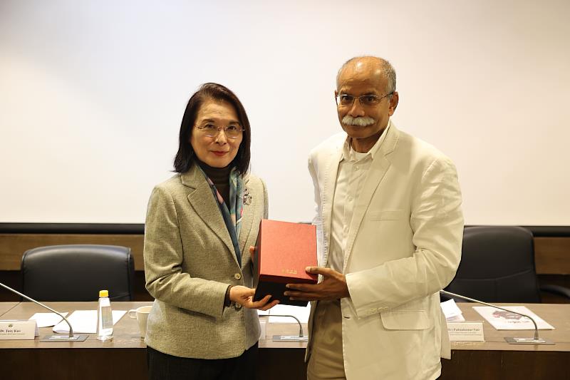 實踐大學洪久賢校長致贈印度FICCI共同主席紀念禮品。