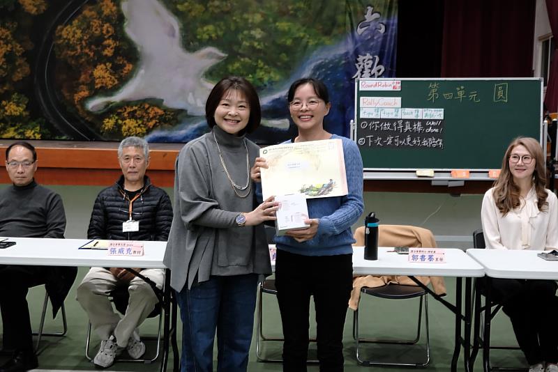 師資培育中心張素貞組長致贈感謝狀予國立東華附小郭書蓁主任。