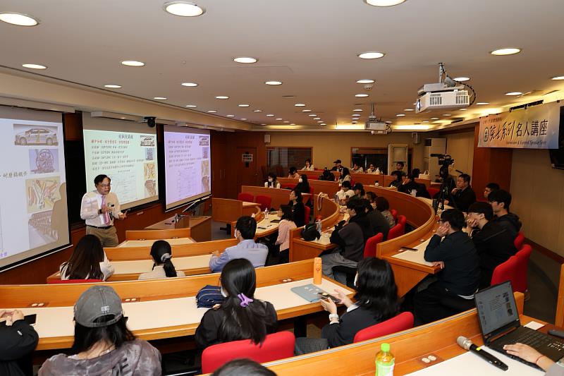 中研院院士葉均蔚應邀到亞洲大學演講，學生專心聆聽。