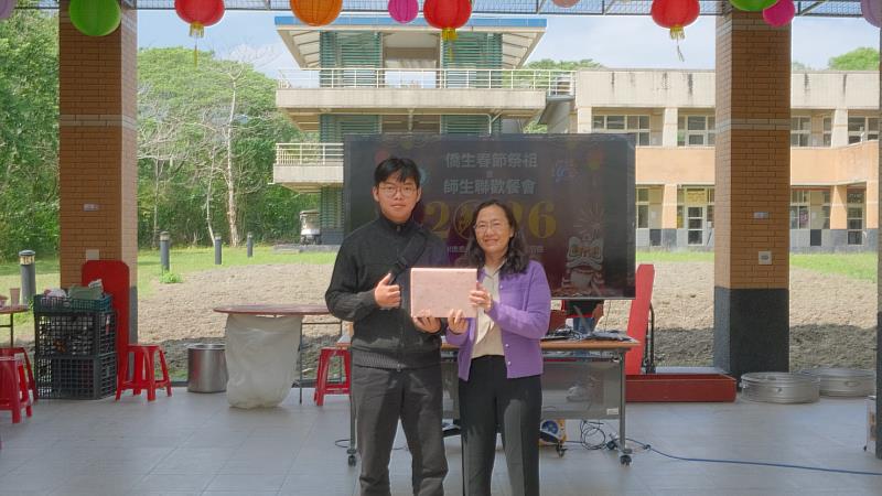 僑委會致贈IPAD一台作為抽獎禮品。