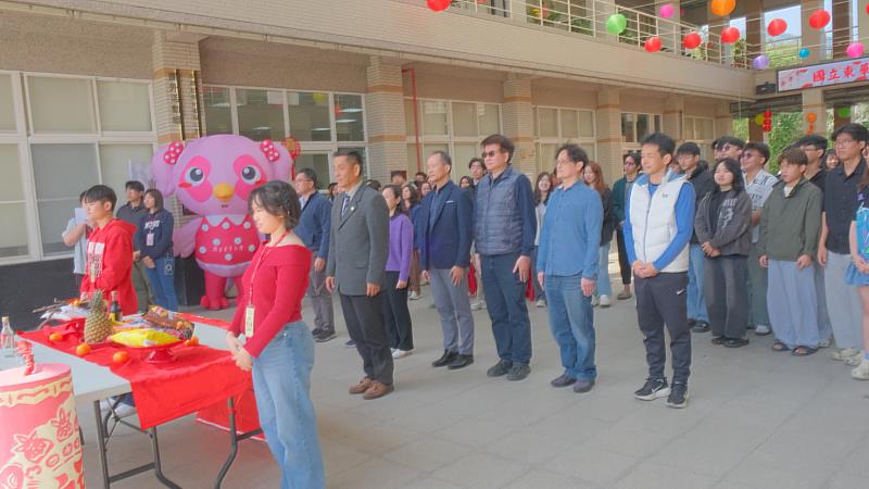 東華大學徐輝明校長擔任主祭,帶領師生進行感恩祈福儀式。