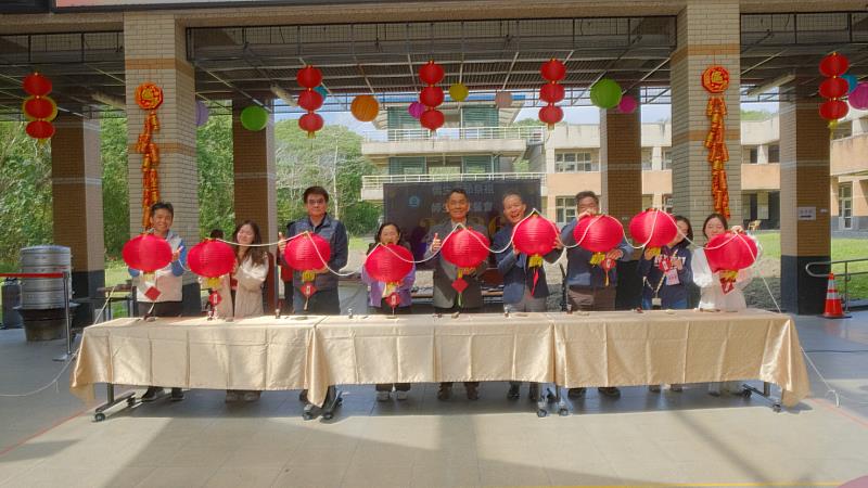 來賓及師長在燈籠蓋上祝福與簽名。