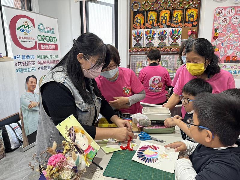 嘉義縣新港醫事C攜手幼童共同闖關樂開懷