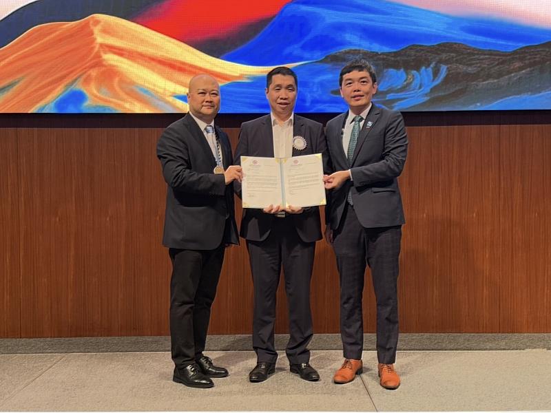 駐台北烏蘭巴托代表處副代表德西先生頒贈感謝狀。