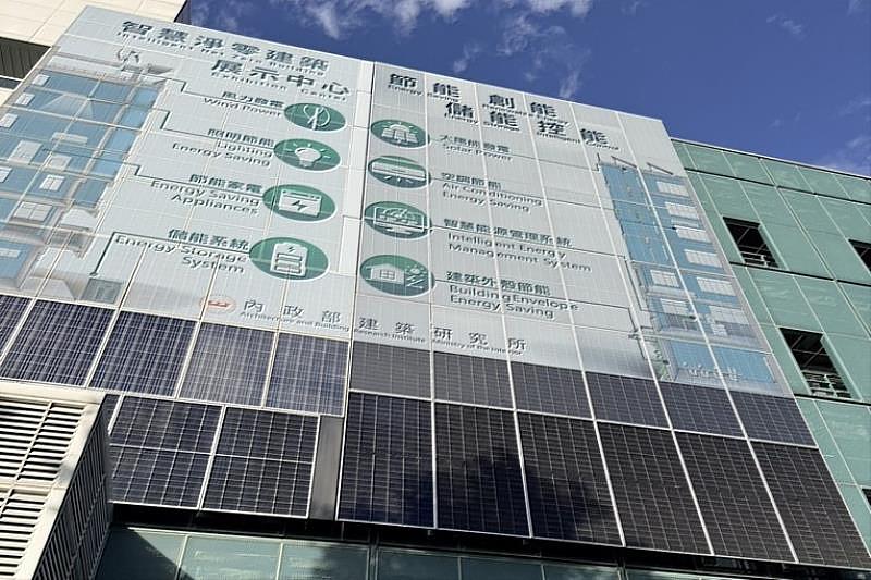 內政部建築研究所材料實驗中心彩繪光電示範成果，獲多國城市代表關注。