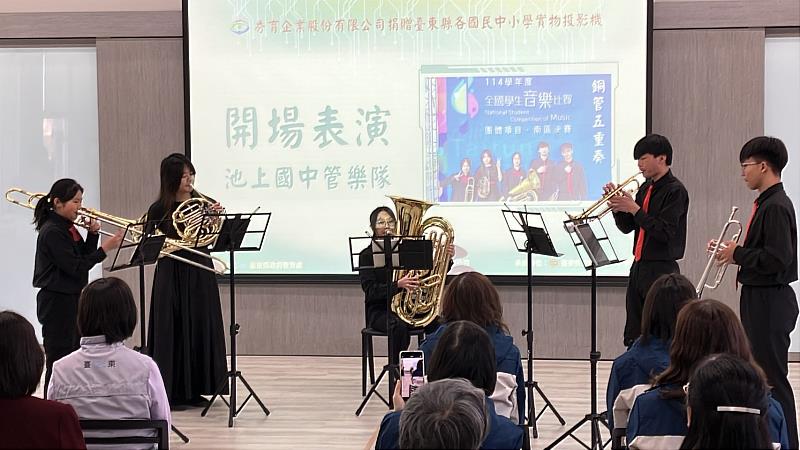 秀育企業捐贈臺東千餘臺實物投影機設備