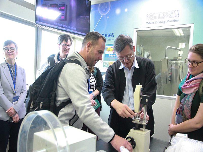 元培生技製藥系劉家欣老師帶領貴賓體驗藥錠製作，實地了解製藥流程。