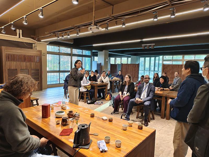 2026傅爾布萊特國際教育主管（IEA）訪問團在元培茶創中心品茗交流。