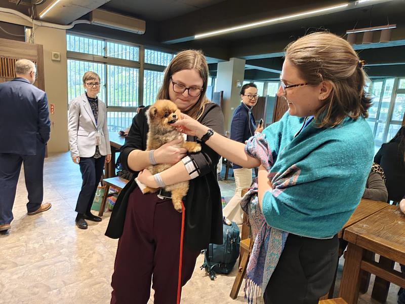 元培寵物保健系的模特兒狗大受外賓歡迎。