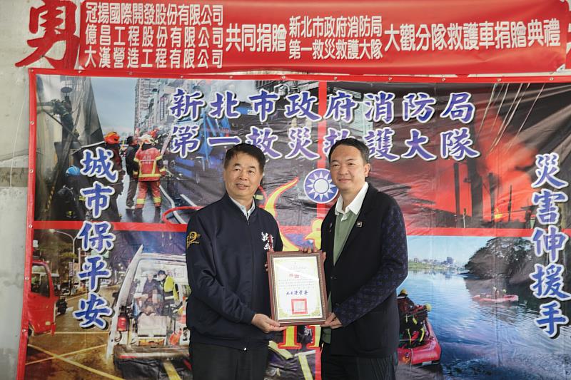 蔡副局長與勝輝集團執行董事何易蒼合影。