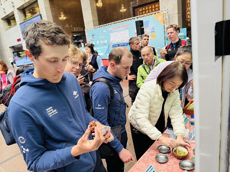 廖副主委熱情邀請選手品嘗客庄在地美食，並親自體驗「磨擂茶」。