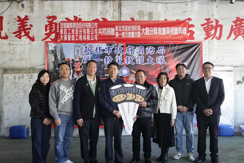 蔡副局長與捐贈者合照。