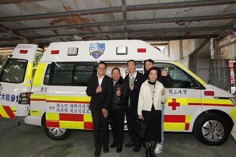 蔡副局長與捐贈者合照。