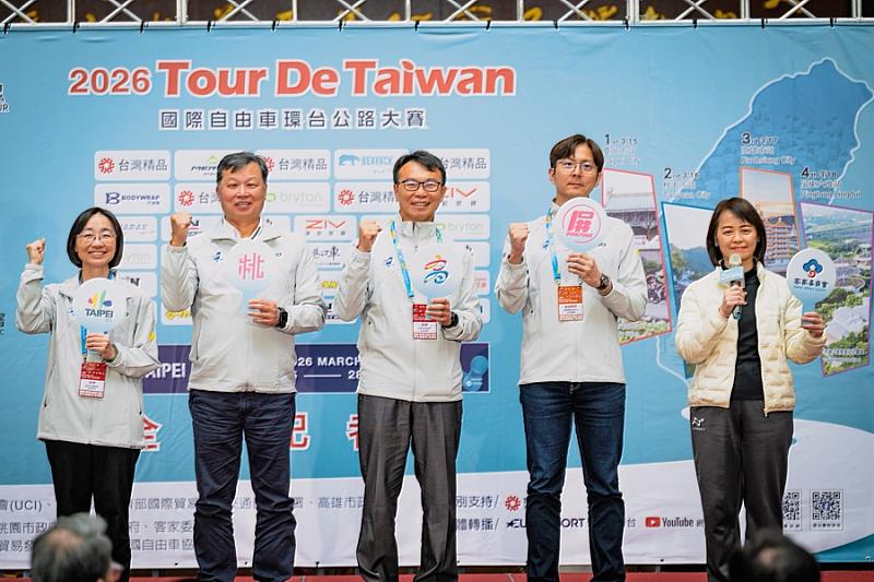 臺北市體育局游竹萍局長（左起）、桃園市體育局邱世源主秘、高雄市運發局侯尊堯局長、屏東縣體發中心黃柏翰主任、客委會廖育珮副主委共同邀請全民為環台賽加油。（照片來源：國際自由車環台賽）