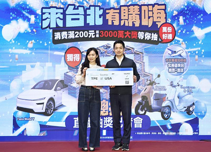 幸運抽中達標加碼抽美國雙人來回機票的中獎人與市長開心合影。