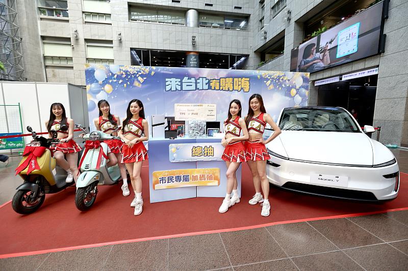 「來台北有夠嗨」現場展示眾所矚目的1,000萬現金、Tesla Model Y等重量級夢幻大獎。