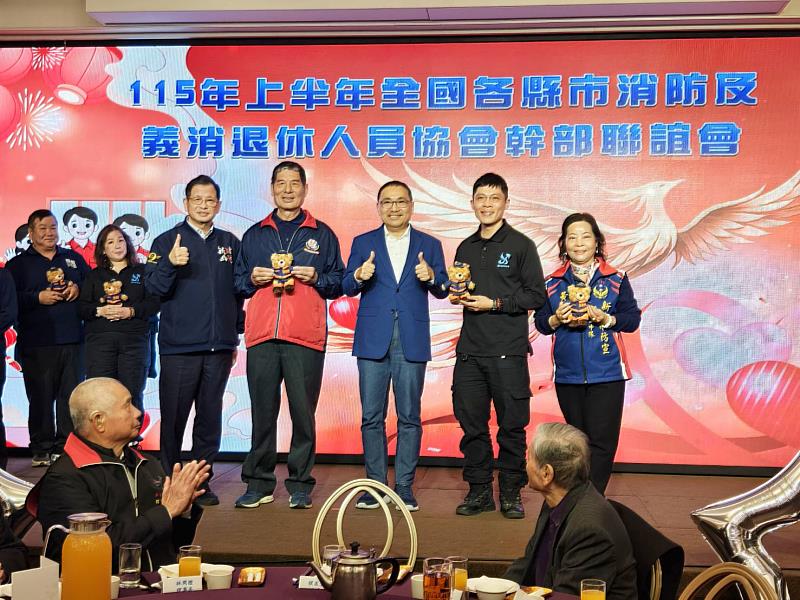 市長與消防家族合影（義消特搜大隊黃春財、夫人為第二義消防宣中隊黃麗玲、兒子為五股義消救護分隊黃鴻賓）