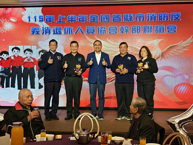 市長與消防家族合影(雙和救護義消中隊羅文崇、弟弟為永利義消分隊羅文志、弟媳為永利義消救護分隊李依清)