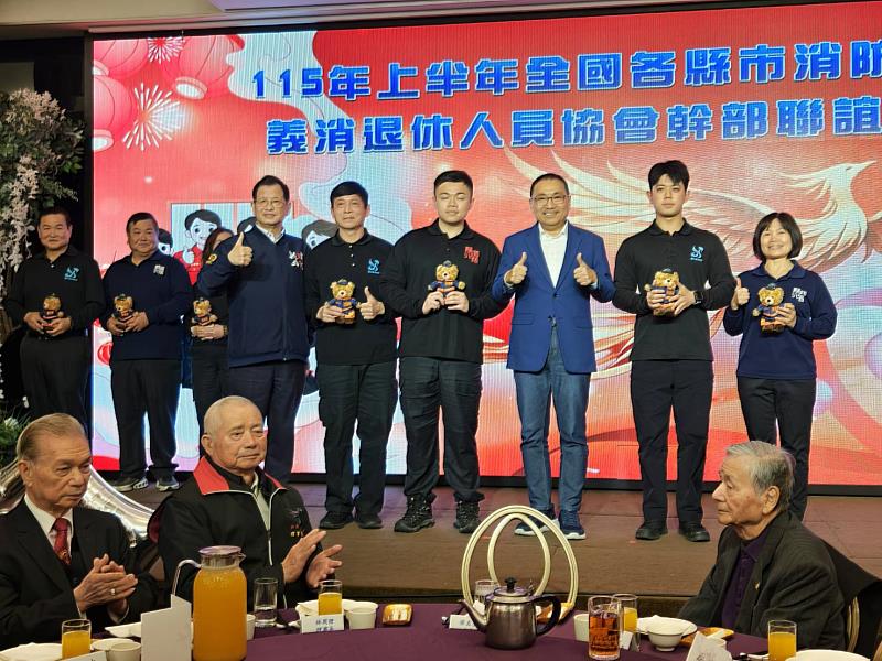 市長與消防家族合影（板橋義消救護分隊尤榮華、夫人為板橋義消防宣分隊李幸紋、兒子為板橋義消救護分隊尤崧保、尤偉檁