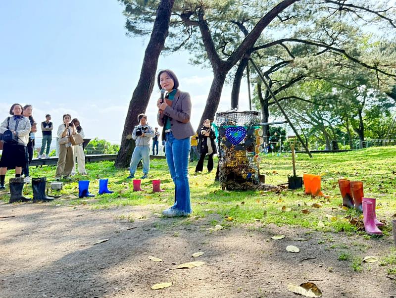 雨鞋超人：站進泥裡、走出希望-光復鄉西富國小五年級師生作品。