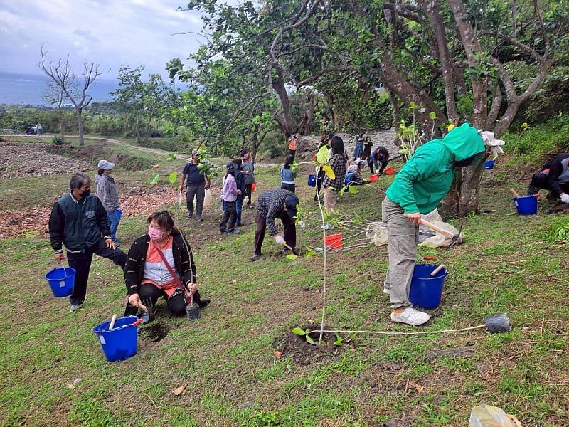 民眾及同仁一同植樹