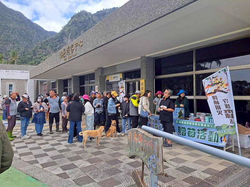 ️民眾踴躍排隊領取苗木