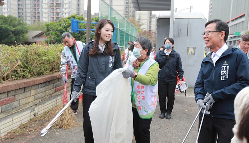高虹安市長與建功里環保志工隊共同掃街,以行動號召市民守護城市環境