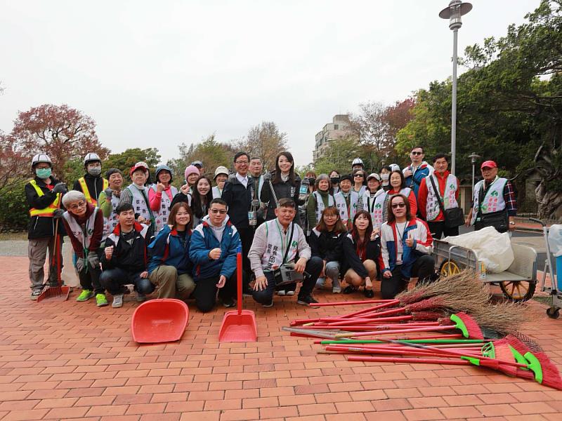 高虹安市長與建功里環保志工隊共同掃街合影