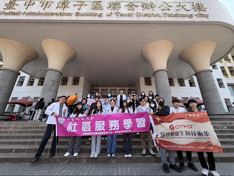 潭仔墘樂活健行活動中臺科大專業健康服務團隊大合照