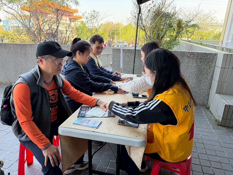 中臺科大護理系學生提供血氧濃度測量健康服務