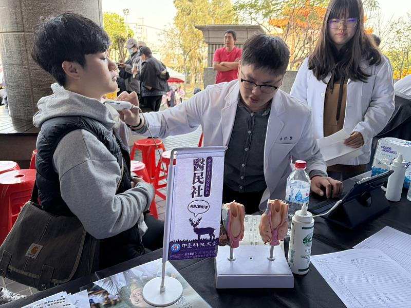 中臺科大醫放系學生為民眾做甲狀腺超音波檢測互動式體驗