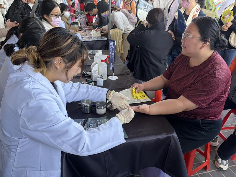 社區民眾參與健行活動並體驗中臺科大醫檢系血糖檢測