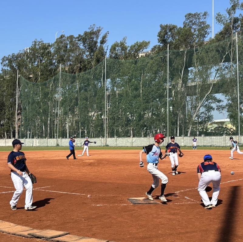 大航盃壘球賽開打，選手於場上激烈交鋒