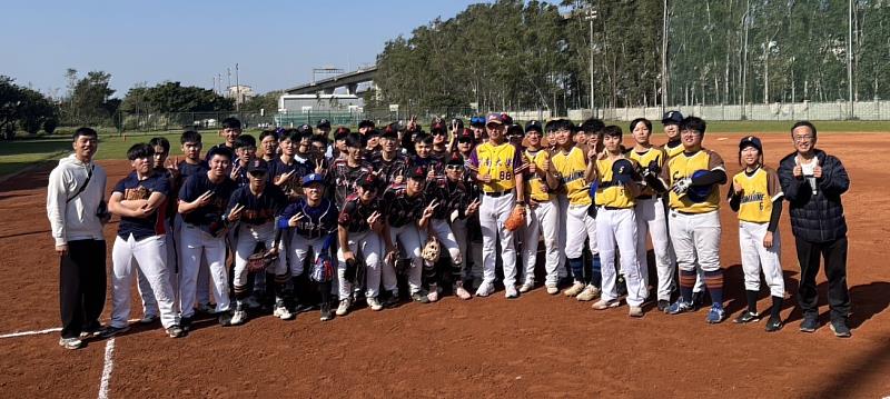 開南大學舉行大航盃壘球賽  郭李建夫熱血開球