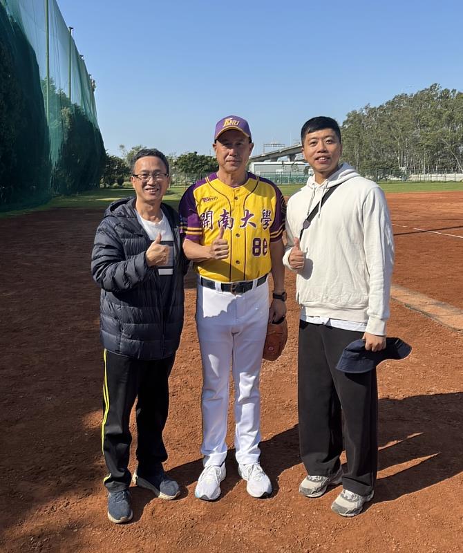 第46屆大航盃壘球賽嘉賓合影：(左至右) 開南大學空運系主任劉得昌、棒球隊總教練郭李建夫、國防大學機航系羅翊榕老師