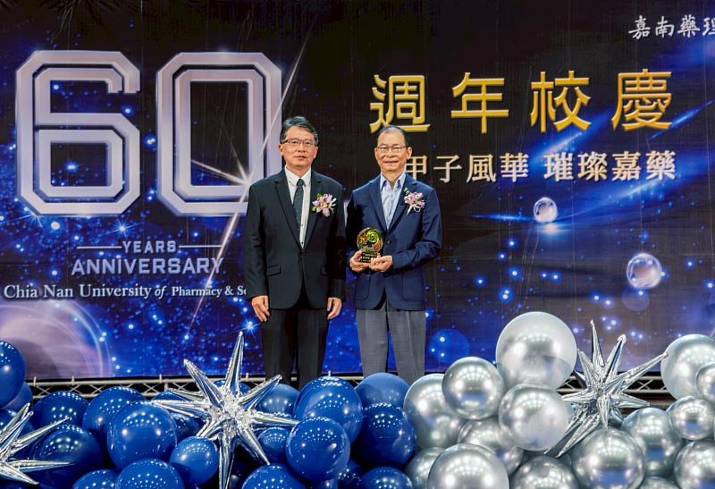 嘉藥傑出校友(右)以實際行動豪捐百萬回饋母校