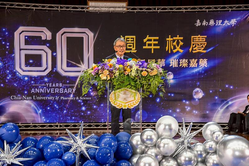 教育部長鄭英耀親自蒞臨嘉南藥理大學致詞
