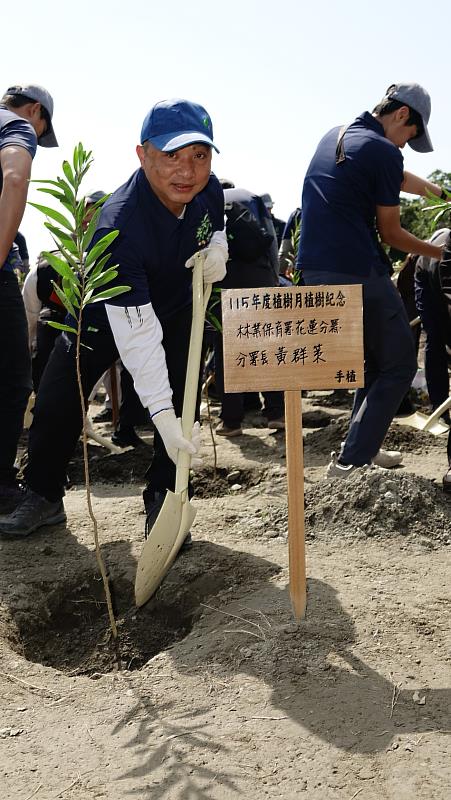 林業保育署花蓮分署辦理「原地扎根‧韌性森活」區域植樹活動，分署長黃群策與貴賓和民眾一同植樹。