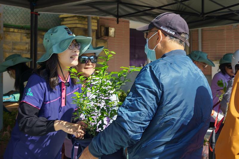 林業保育署臺東分署在市區辦理公益贈苗與森林街角市集。