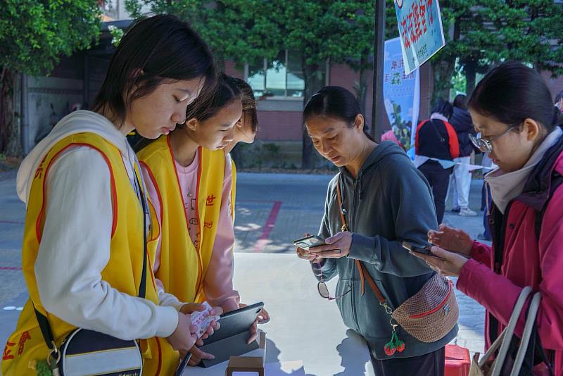 創世基金會協助民眾操作雲端發票捐贈。