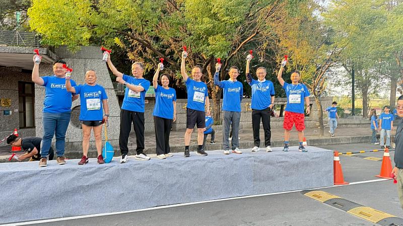 大仁科技大學周德光校長(中)帶領貴賓們一同為路跑選手鳴槍