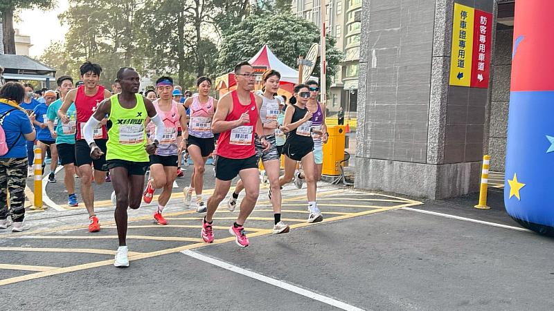 參賽選手者開跑