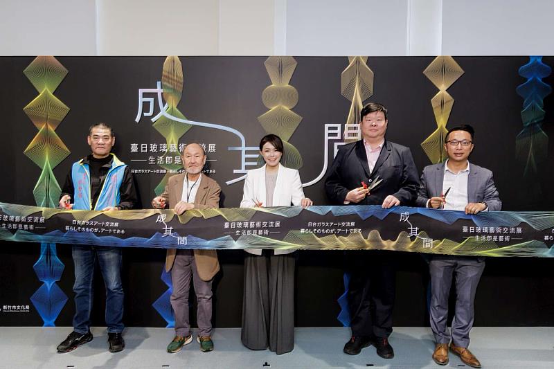 市長高虹安、緒方修一與貴賓為活動剪綵，宣告正式開展。