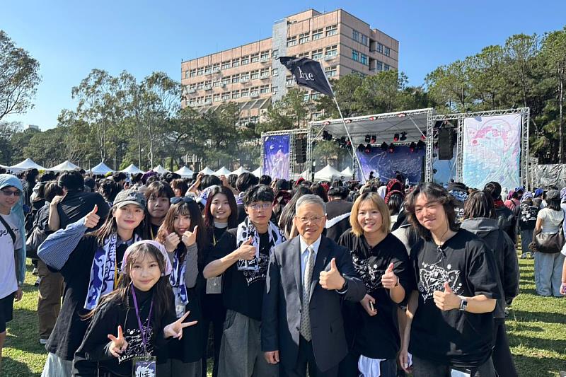 中央大學學生自主籌辦的「卡卡音樂祭暨松果測速大賽」,受到校方和各界支持,假日吸引許多人潮參與。照片主辦單位提供